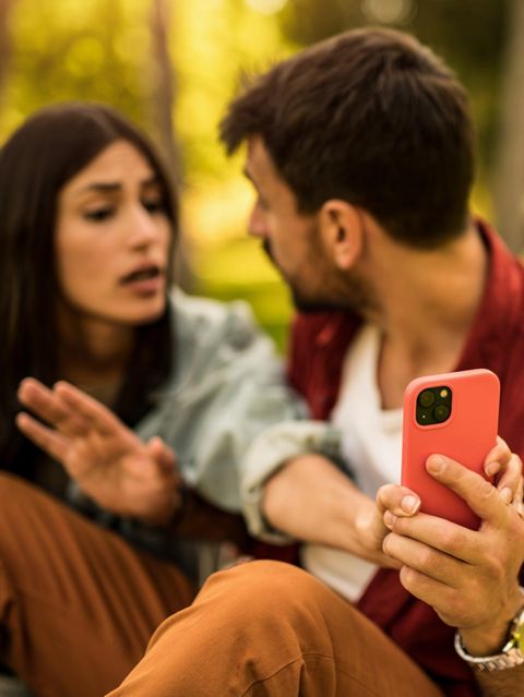 Eifersucht: Frau reißt Mann Handy aus der Hand