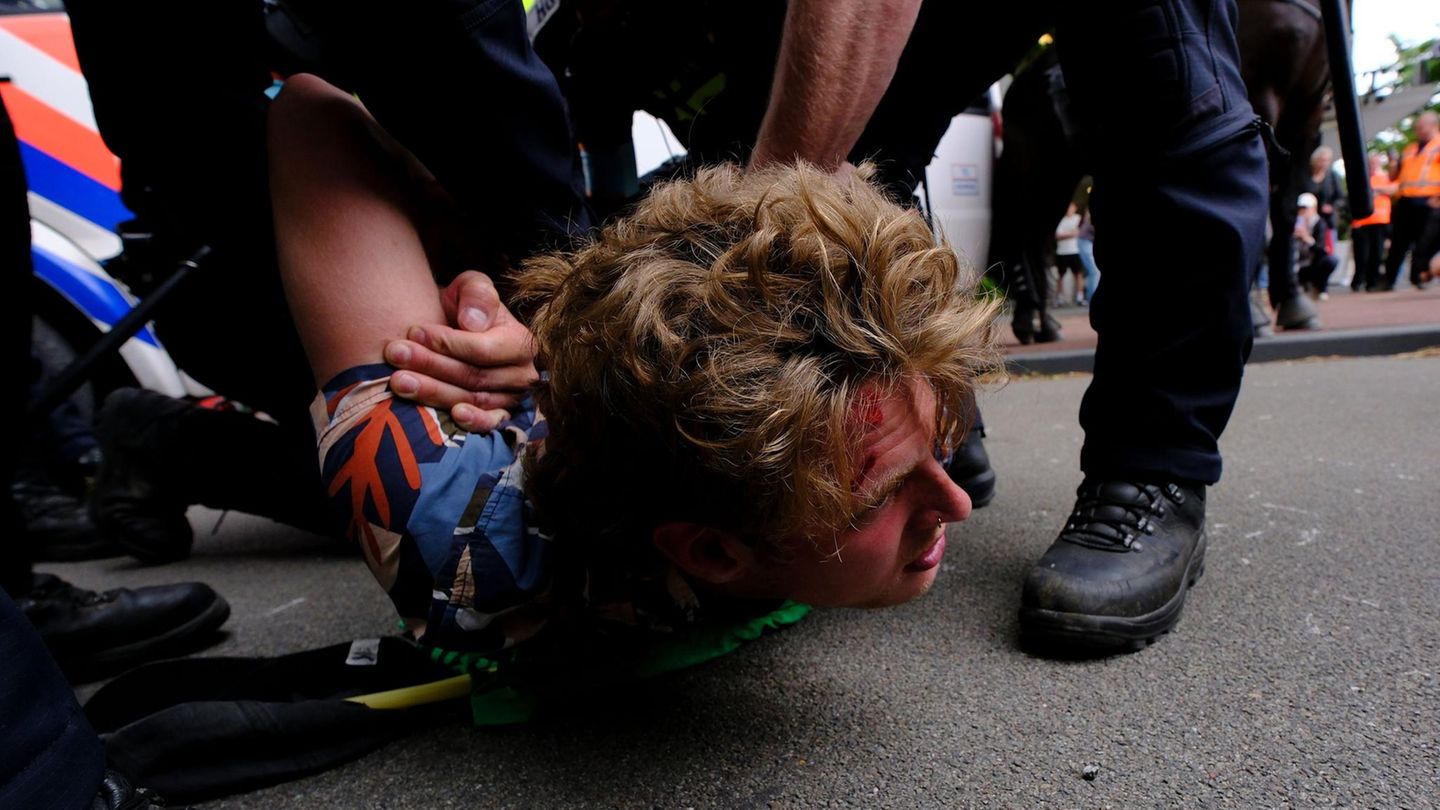 25. Juni: Nato-Erfahrung Den Haag, Niederlande. Polizisten nehmen einen Demonstranten während einer Kundgebung gegen den Nato-Gipfel fest. Nach der Abschlusserklärung am Mittwoch soll der Gipfel im nächsten Jahr in der Türkei ausgerichtet werden, 2027 dann in Albanien
