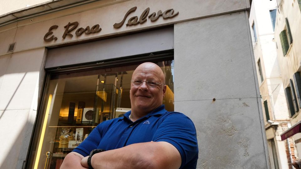 Antonio Rosa Salva vor seiner Konditorei in Venedig