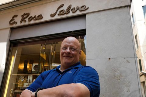 Antonio Rosa Salva vor seiner Konditorei in Venedig