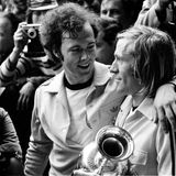 Franz Beckenbauer und Günter Netzer nach dem gewonnenen EM-Finale 1972 mit dem Pokal