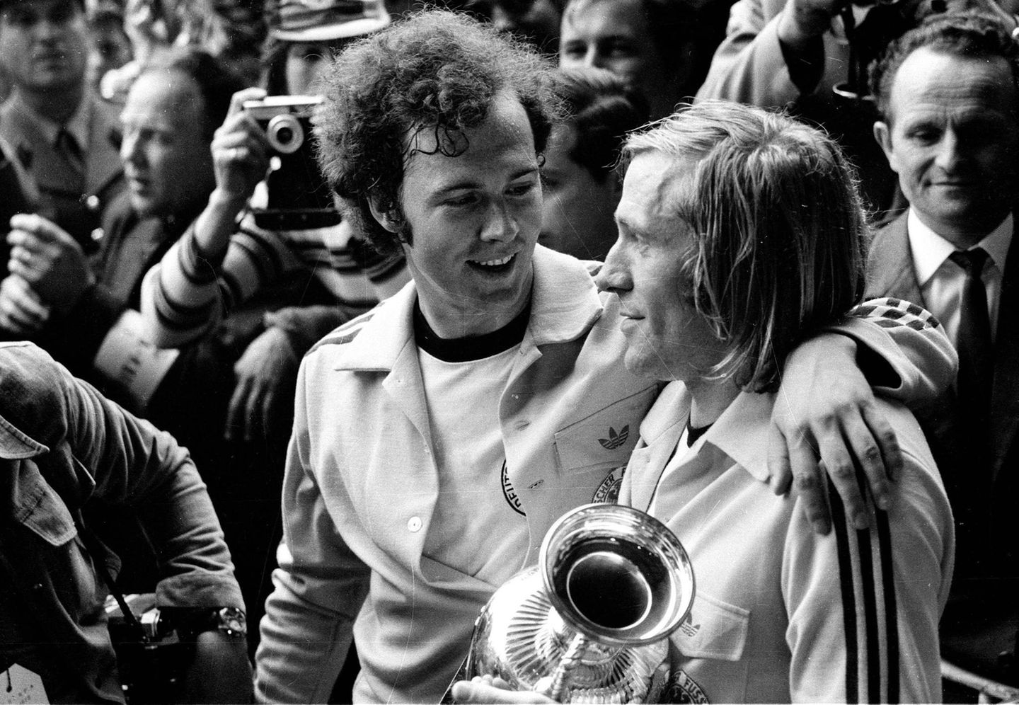 Gegensätze ziehen sich an Franz Beckenbauer und Günter Netzer nach dem gewonnenen EM-Finale 1972 mit dem Pokal