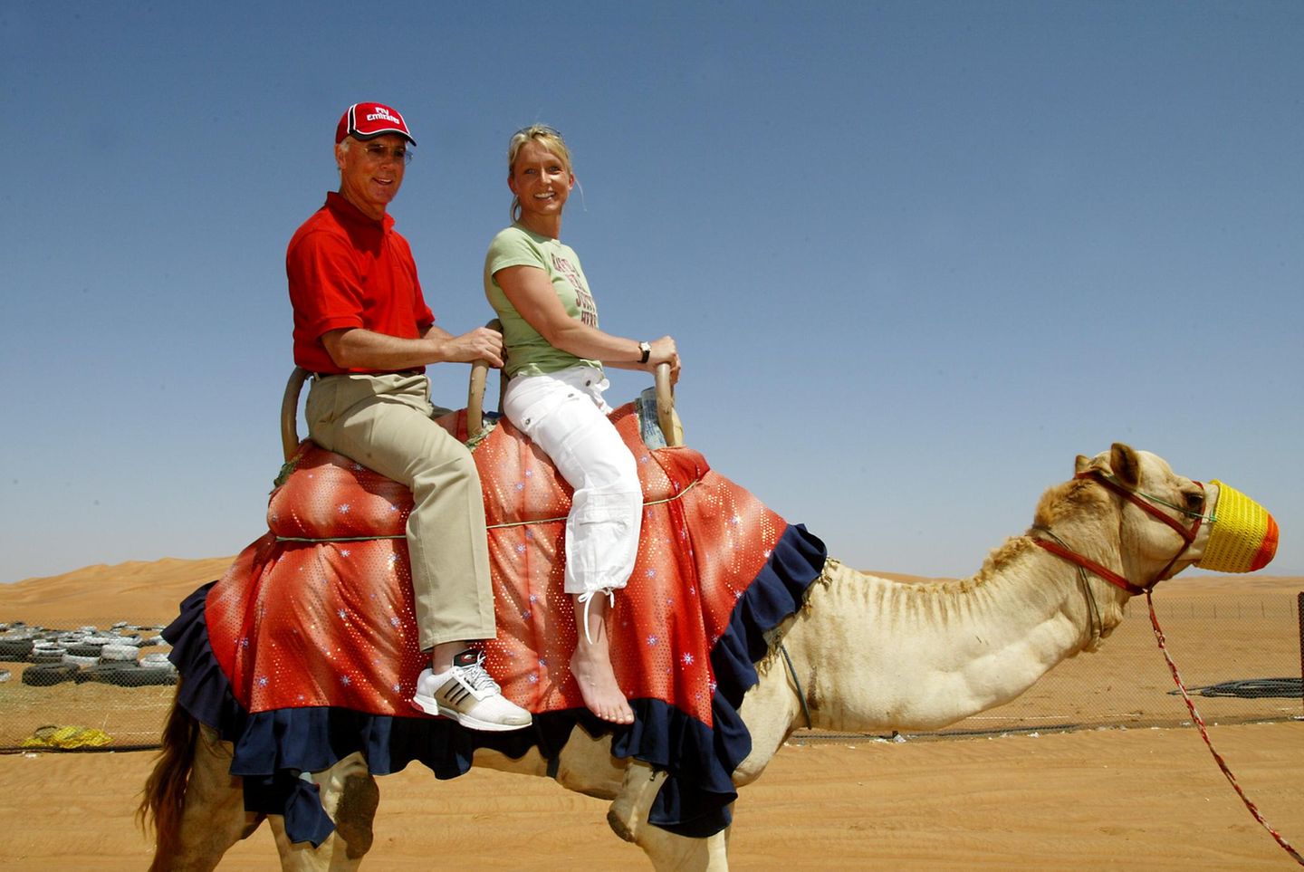 Franz Beckebauer und Ehefrau Heidi im Urlaub auf einem Kamel sitzend