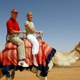 Franz Beckebauer und Ehefrau Heidi im Urlaub auf einem Kamel sitzend