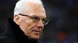 Franz Beckenbauer im Portrait, er hat weißgraues Haar und trägt eine Brille