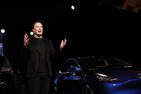 Elon Musk steht vor einem Tesla Model Y
