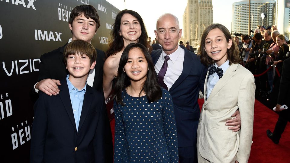 Jeff Bezos 2016 mit seiner ersten Frau Mackenzie und den vier Kindern zusammen