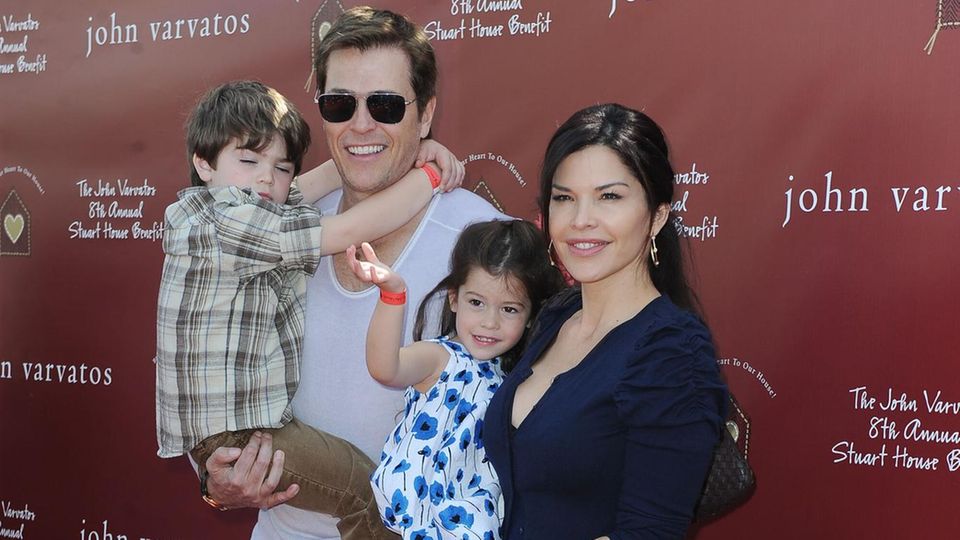 Lauren Sanchez und ihr damaliger Ehemann Patrick Whitesell halten ihre Kinder in ihren Armen