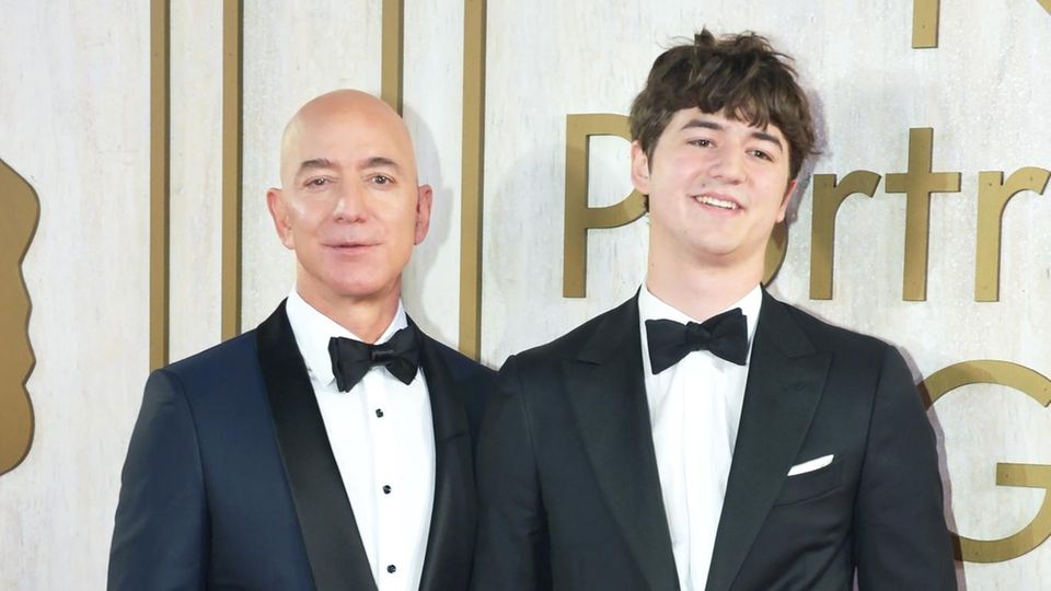 Jeff Bezos und sein Sohn Preston, beide im schwarzen Smoking