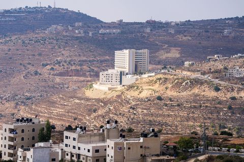 Von einer Anhöhe aus sind die Häuser von Ramallah (vorn) und von israelischen Siedlern zu sehen