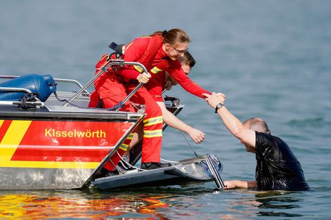 Auch Rettung will gelernt sein: Mitglieder einer Ortsgruppe der DLRG üben die Rettung eines Schwimmers