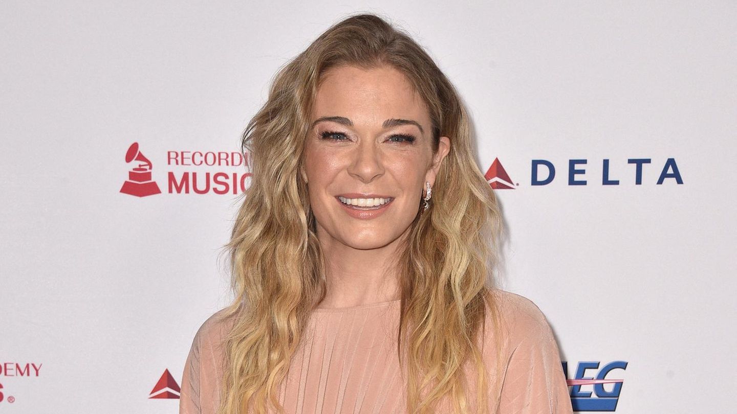VIP News: Singer Leann Rimes loses her teeth on stage VIP News: Singer Leann Rimes loses her teeth on stage