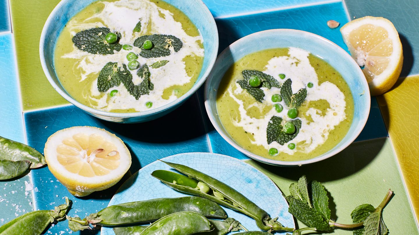 Meal Prep: Erbsensuppe mit Minze: Grünes Glück für mehrere Tage. Die cremige Erbsensuppe mit frischer Minze lässt sich hervorragend einfrieren und ist das perfekte warme Mittagessen fürs Homeoffice – einfach portionsweise auftauen und genießen. Hier geht's zum Rezept! Erbsensuppe mit Minze: Grünes Glück für mehrere Tage. Die cremige Erbsensuppe mit frischer Minze lässt sich hervorragend einfrieren und ist das perfekte warme Mittagessen fürs Homeoffice – einfach portionsweise auftauen und genießen. Hier geht's zum Rezept!