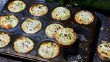Mini-Quiches: Kleine Kraftpakete für unterwegs. Diese herzhaften Mini-Quiches mit Zucchini und Feta halten sich bis zu drei Tage im Kühlschrank und schmecken kalt genauso gut wie warm. Hier geht's zum Rezept!