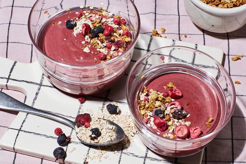 Smoothie Bowl to go: Gesundes Frühstück in fünf Minuten! Die cremige Smoothie Bowl mit gefrorenen Beeren und griechischem Joghurt macht satt und versorgt den Körper mit wichtigen Vitaminen. Hier geht's zum Rezept!
