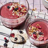 Smoothie Bowl to go: Gesundes Frühstück in fünf Minuten! Die cremige Smoothie Bowl mit gefrorenen Beeren und griechischem Joghurt macht satt und versorgt den Körper mit wichtigen Vitaminen. Hier geht's zum Rezept!
