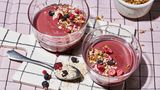 Smoothie Bowl to go: Gesundes Frühstück in fünf Minuten! Die cremige Smoothie Bowl mit gefrorenen Beeren und griechischem Joghurt macht satt und versorgt den Körper mit wichtigen Vitaminen. Hier geht's zum Rezept!