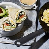 Frühstücks-Wrap: Morgens nur noch einrollen und fertig. Der Frühstücks-Wrap mit Rührei, Avocado und Frischkäse lässt sich am Vorabend komplett vorbereiten – perfekt für hektische Morgenstunden. Hier geht's zum Rezept!