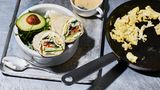 Frühstücks-Wrap: Morgens nur noch einrollen und fertig. Der Frühstücks-Wrap mit Rührei, Avocado und Frischkäse lässt sich am Vorabend komplett vorbereiten – perfekt für hektische Morgenstunden. Hier geht's zum Rezept!