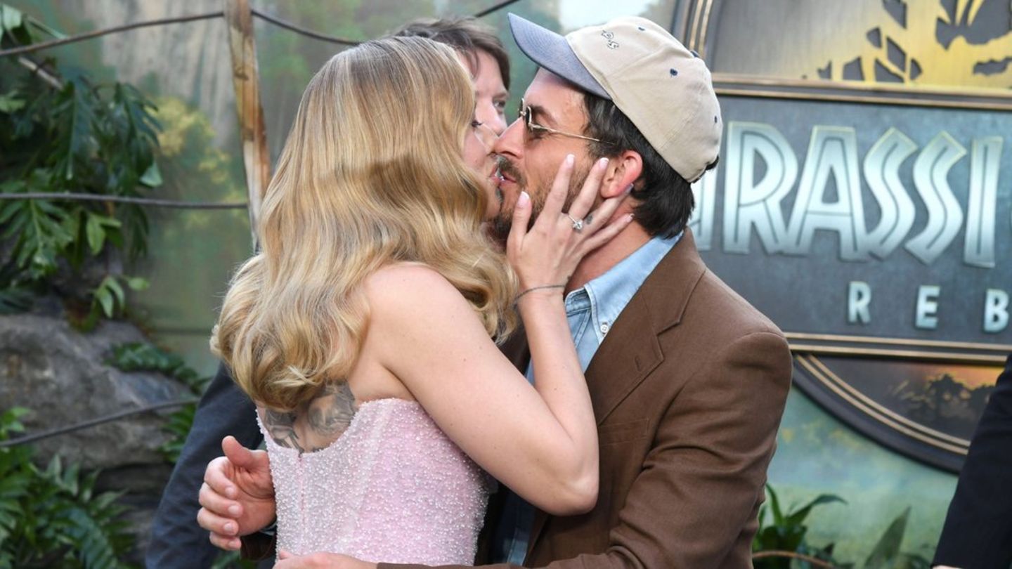 Kiss with co-star Jonathan Bailey: Scarlett Johansson “has a lot of love to give”