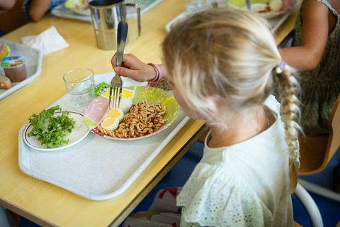 Schülerin in Mittagspause