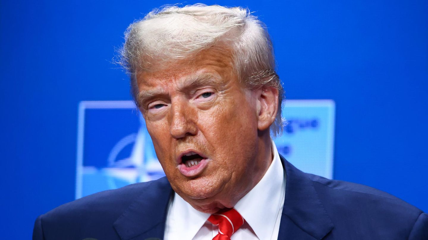 Donald Trump: CNN moderator counters criticism of the president live on TV