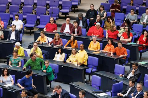 Abgeordnete der Grünen-Fraktion in bunter Kleidung im Bundestag