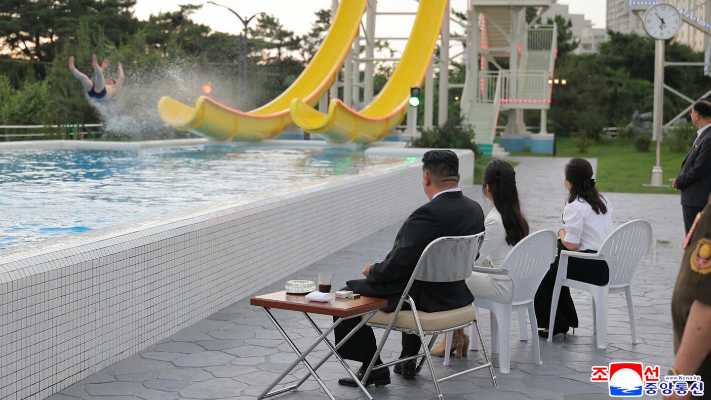 Nordkoreas Machthaber Kim Jong un mit Tochter an einer Wasserrutsche