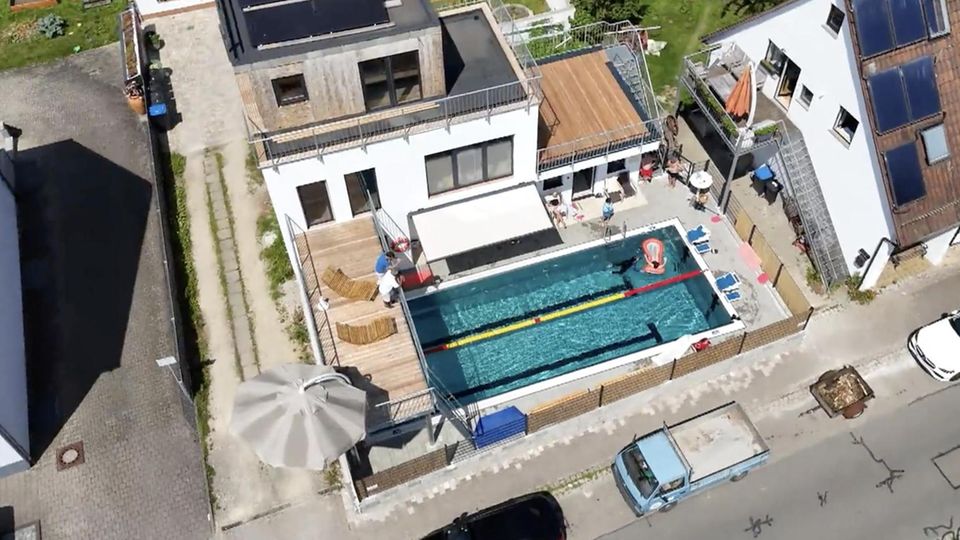 Nachbar eröffnet Freibad im eigenen Vorgarten für die Öffentlichkeit Nachbar eröffnet Freibad im eigenen Vorgarten