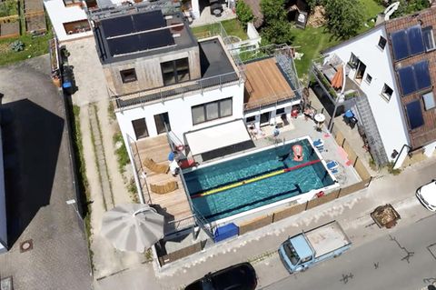 Nachbar eröffnet Freibad im eigenen Vorgarten