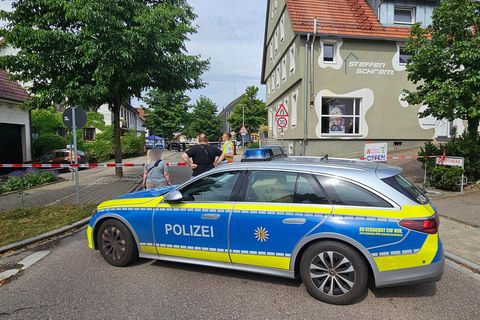 Die Straße in Wangen, wo die Tat geschah, ist mit einem Polizeifahrzeug und Polizeiflatterband abgesperrt