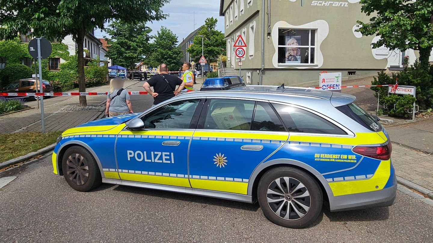 Die Straße in Wangen, wo die Tat geschah, ist mit einem Polizeifahrzeug und Polizeiflatterband abgesperrt