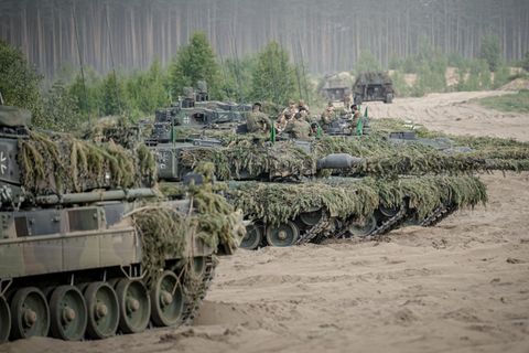 Soldaten der Bundeswehr bereiten sich auf dem Leopard 2 Panzer auf den Abschluss der Nato-Übung Quadriga 2024 vor (Arvivbild)