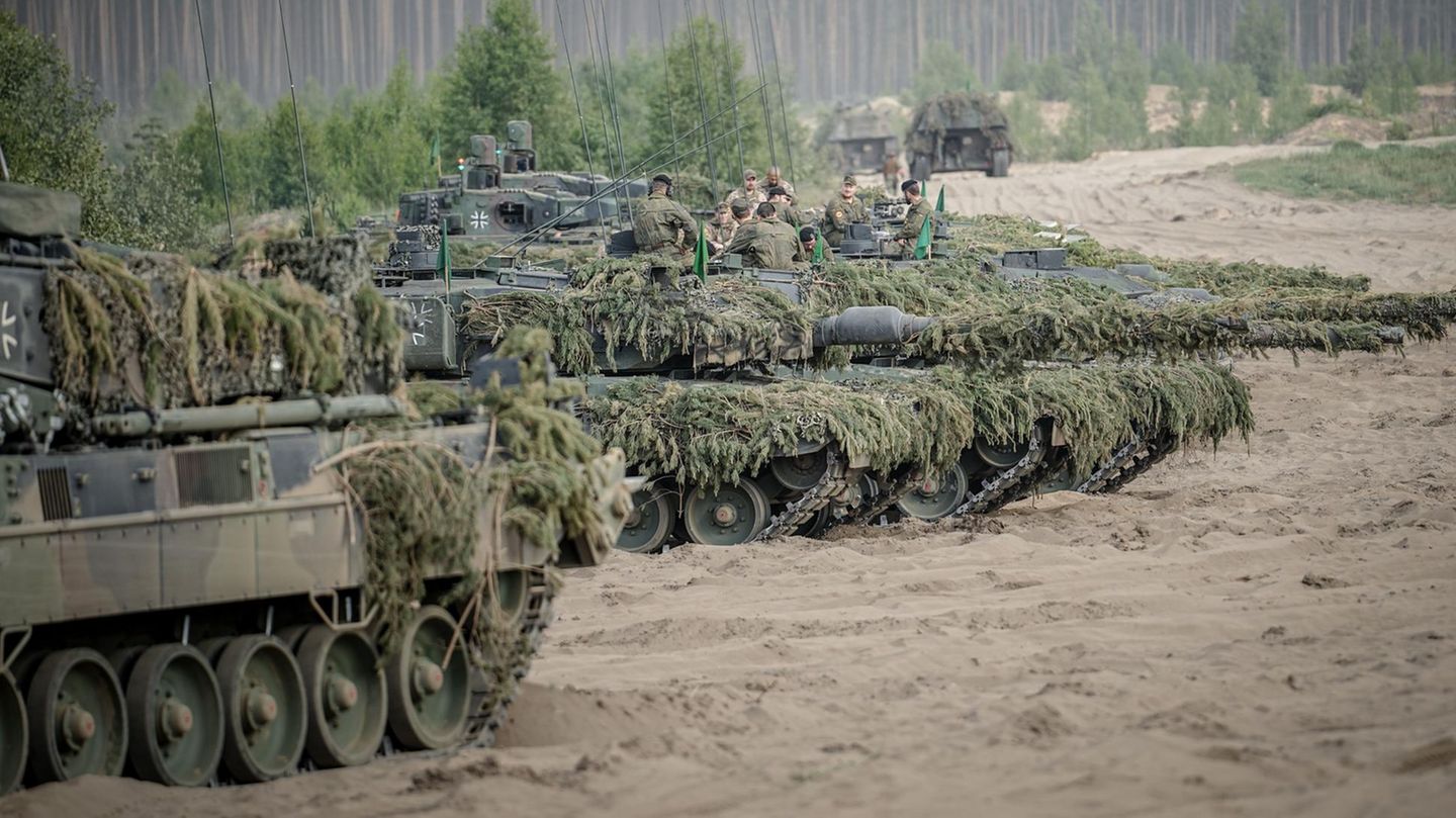 Soldaten der Bundeswehr bereiten sich auf dem Leopard 2 Panzer auf den Abschluss der Nato-Übung Quadriga 2024 vor (Arvivbild)