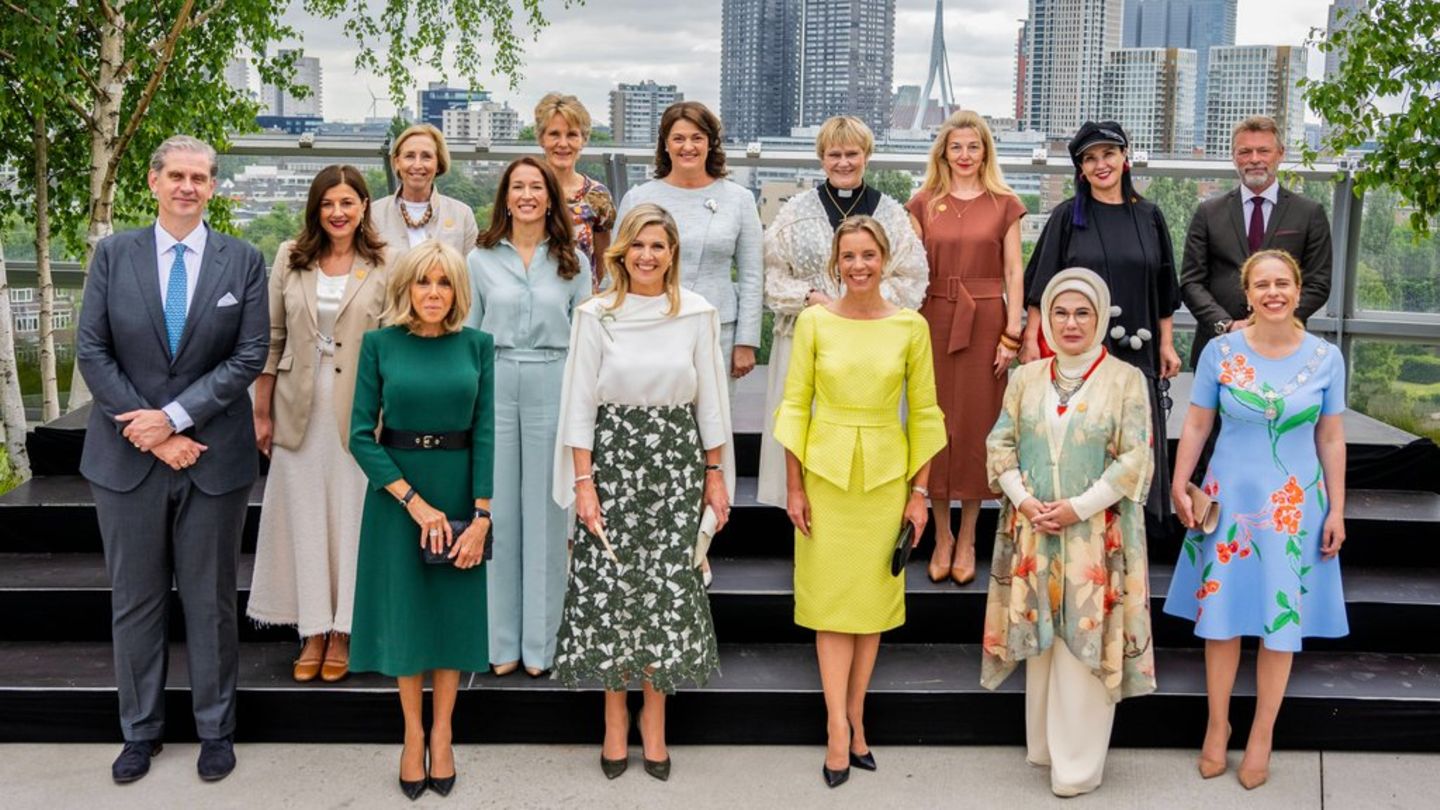 Königin Máxima (Mitte vorne) mit Rotterdams Bürgermeisterin Carola Schouten (vorne, 3.v.r.) und den Partnerinnen und Partnern