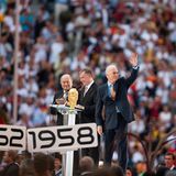 Franz Beckenbauer winkt während der Fußball-WM in der Münchner Allianz-Arena ins Publikum