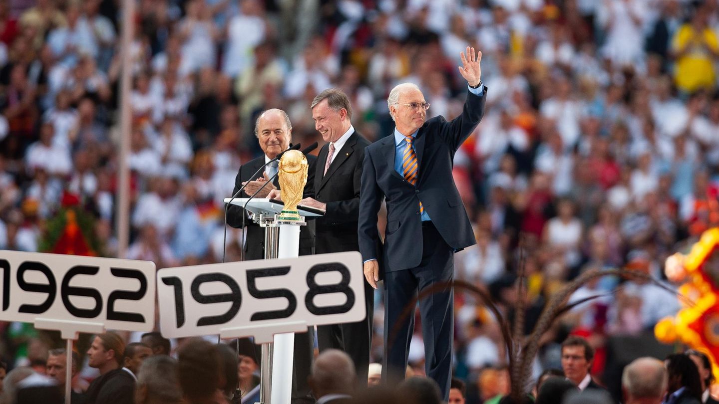 Franz Beckenbauer winkt während der Fußball-WM in der Münchner Allianz-Arena ins Publikum
