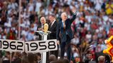 Franz Beckenbauer winkt während der Fußball-WM in der Münchner Allianz-Arena ins Publikum