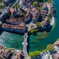 Stadt mit Fluss von oben