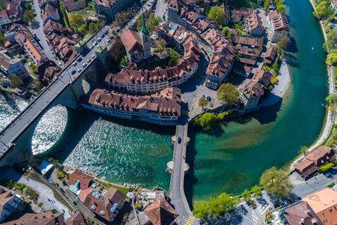 Stadt mit Fluss von oben