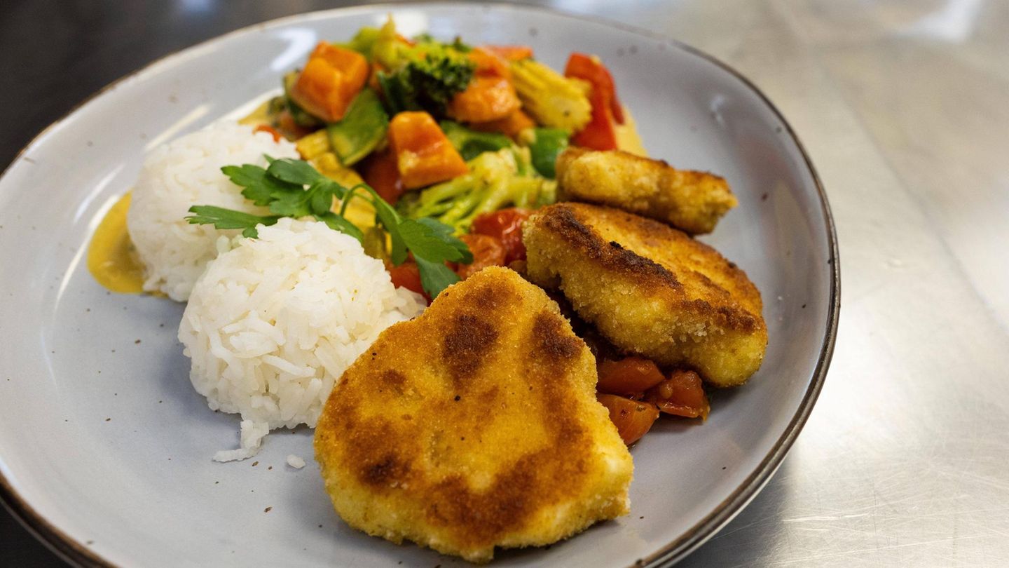 Vegetarisches Schulessen: Ein Teller mit Blumenkohlschnitzler, Reis und Gemüse