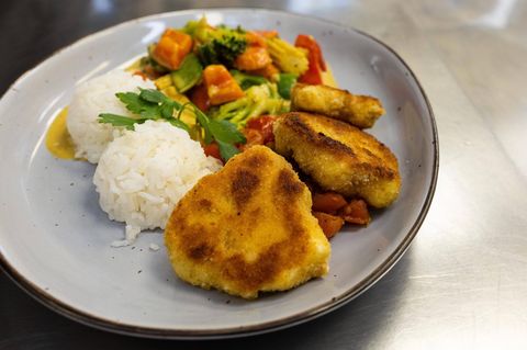 Vegetarisches Schulessen: Ein Teller mit Blumenkohlschnitzler, Reis und Gemüse