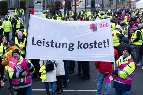 Transparent mit Logo von Beamtenbund bei Demonstration
