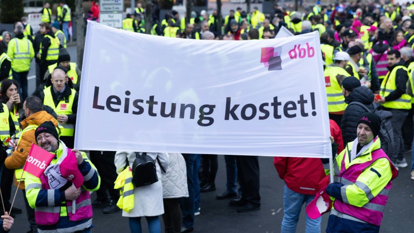 Transparent mit Logo von Beamtenbund bei Demonstration
