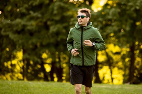 Junger Läufer in Laufjacke