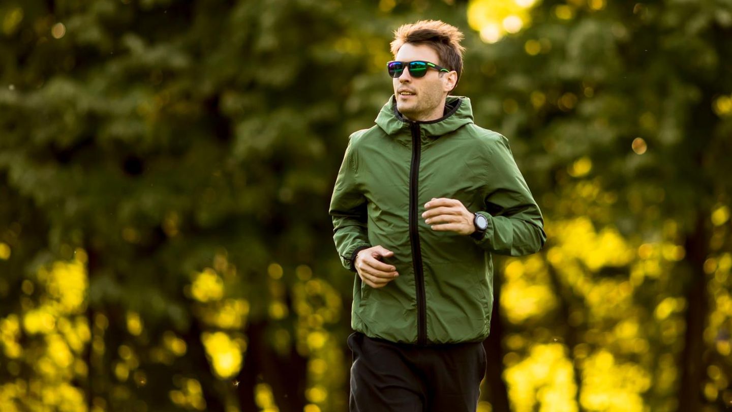 Running jackets for men: four seasons and a big question