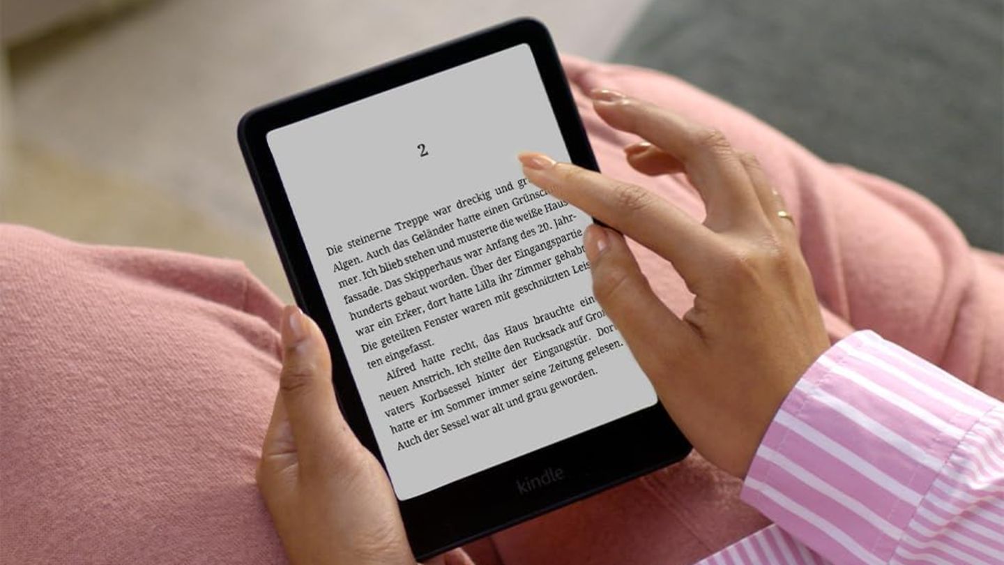 Eine Frau hält einen Kindle Paperwhite. Der Ebook-Reader gewann gerade bei Stiftung Warentest