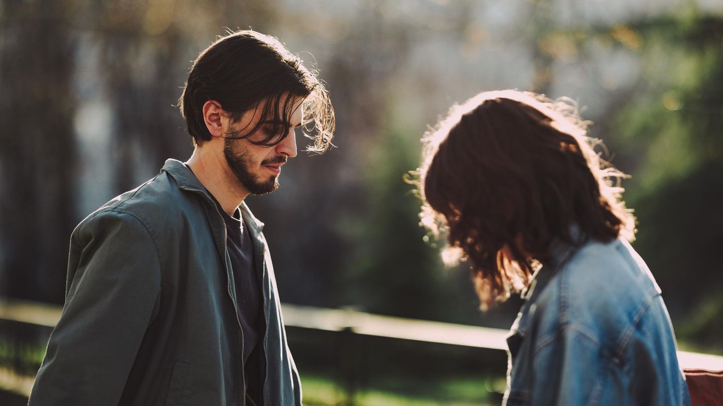 Affäre: Paar steht sich gegenüber