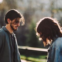 Affäre: Paar steht sich gegenüber