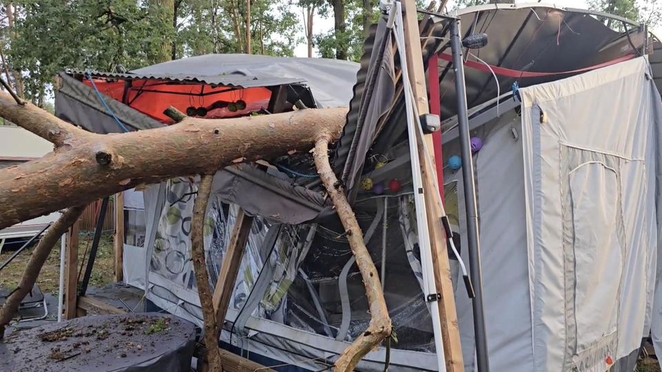 Ein Baum stürzt auf ein Zelt auf einem Campingplatz in Sachsen-Anhalt